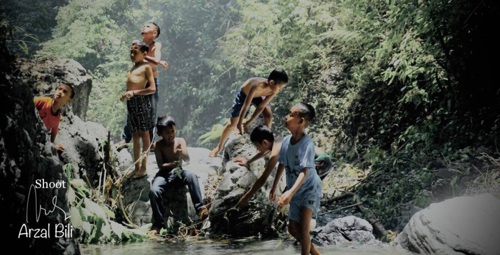 Anak-anak bermain di kawasan Air Terjun Gampong Blang Malo (2021)